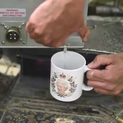 British Army Tankers show off their Challenger 2 tea making facilities. Only tank with a kettle.🇬🇧