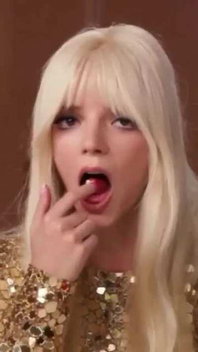 Anya makes eating Raspberries sexy ❤