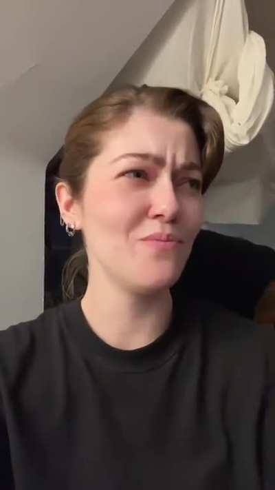 Girl saying ‘OMG, That’s so good.’ Then gives a *chef’s kiss*