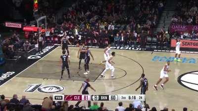 [Highlight] Donovan Mitchell showing off his BAG with the shammgod