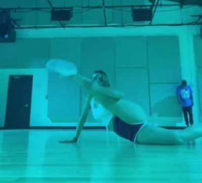 Addison Rae hitting the splits