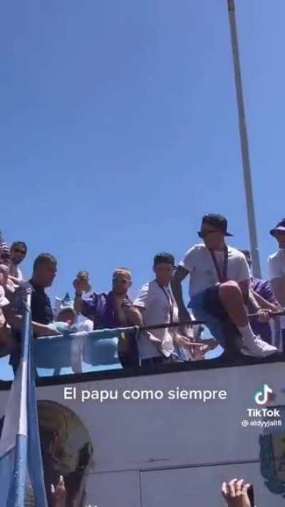 La escavioneta hace bbrrrrrrrrrrr