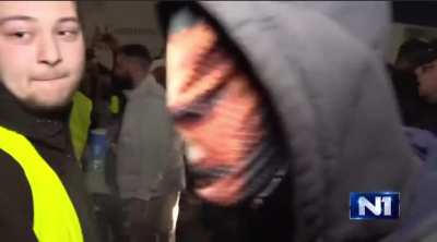 Zabrinuti građanin Gavrilo Princip zbog žutih ološa kasni u Sarajevo, gde je krenuo da bi likvidirao prestolonaslednika. Udri milicijo moja.