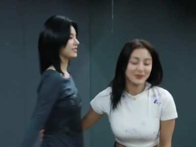 250403 - Jihyo hugging Yeji from ITZY