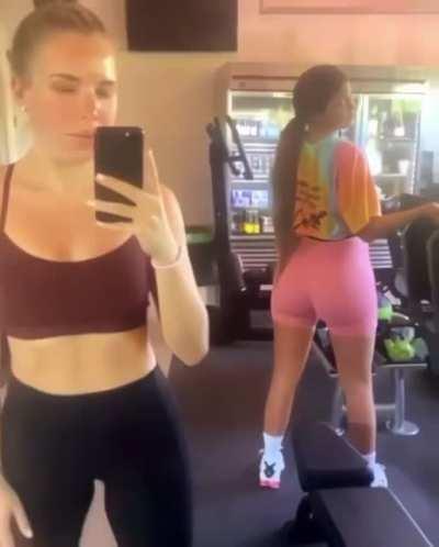 I want Kylie Jenner to twerk her fat ass on my face like this