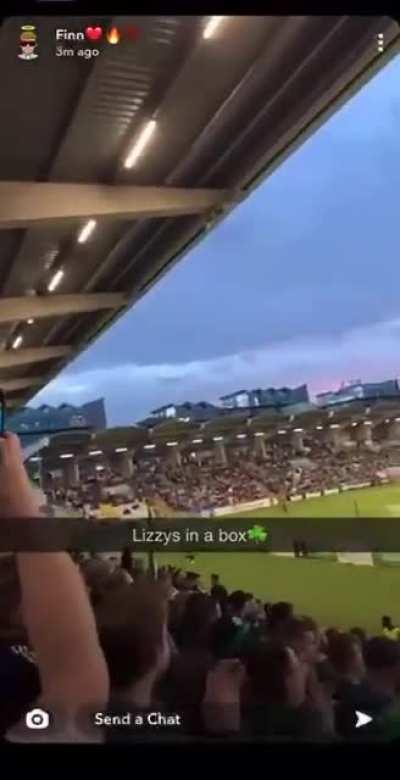 La hinchada del Shamrock Rovers de Irlanda y su mas sentido pésame a la corona inglesa.
