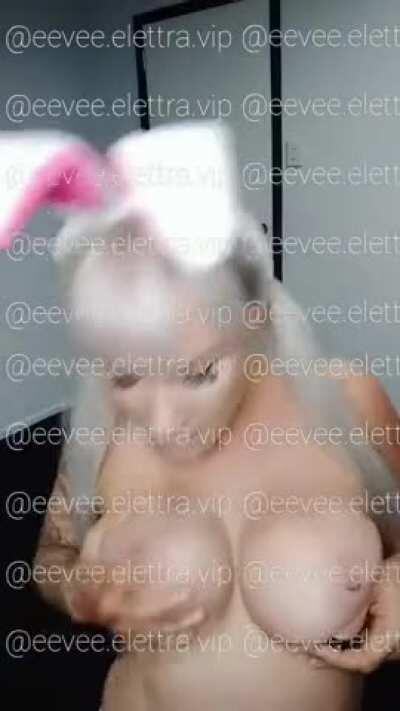 Hello! I'm Eevee 💗 I'm a petite blonde student, e cup boobs, very naughty & so horny!! 👇 cum play with me 🍑