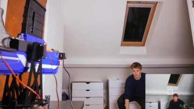 Парень собрал автоматическую пушку, которая целится в голову и стреляет дротиками Nerf