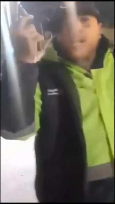 Quilmes: Loquito con un arma en la via publica amenaza a la policía y promete un barrio privado