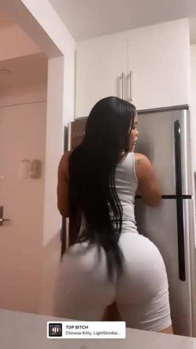 She not even trying her hardest to twerk she just jiggle and making it look sexy🤤🤤💦💦💦💦💯