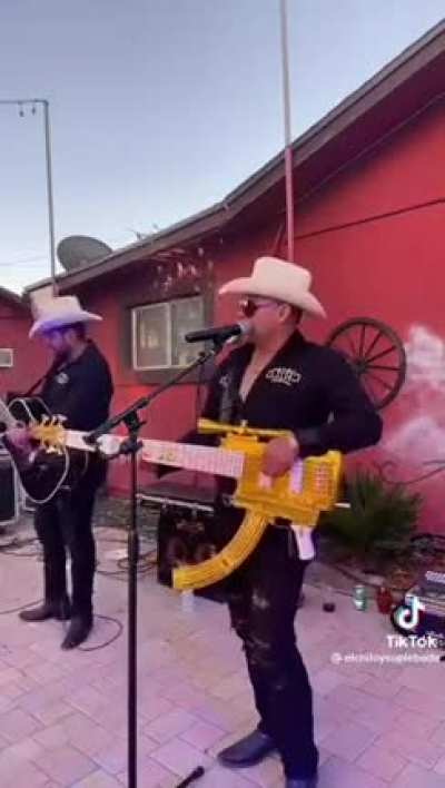 Como normalizaron toda esa basura... ya no puedo