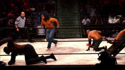 Johnny Mundo makes a spectacular entrance (Lucha Underground S01E05)