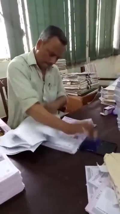 Milei firmando decretos ya que si gana no tiene fuerza politica