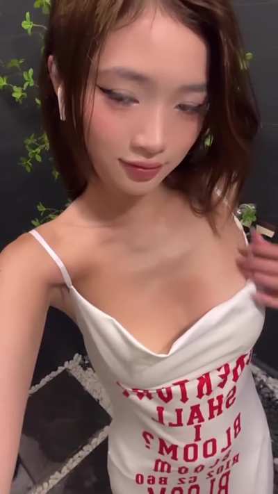 Might be risky doing this in public but suck my tit 😈