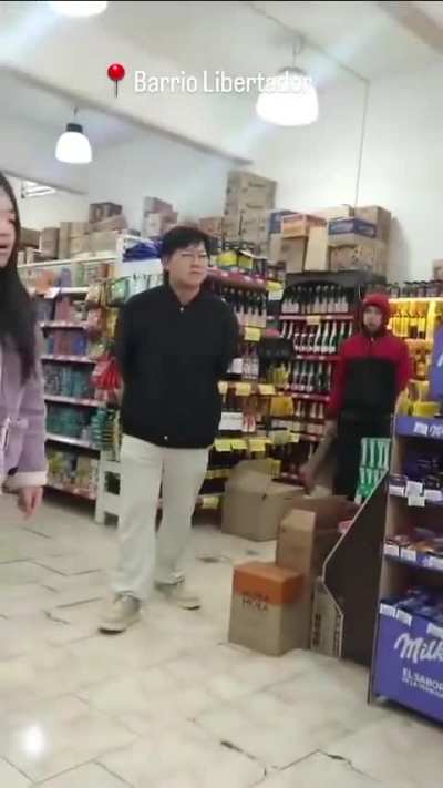 Dueña de un supermercado chino enganchó a una mechera infraganti