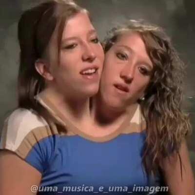 Se rir vai ter que ficar 3 minutos fora do quarto