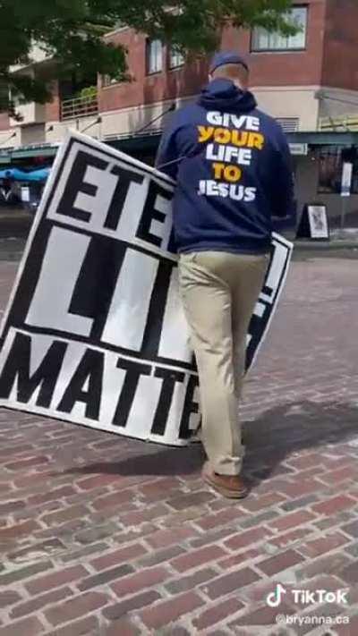 Hero takes loudspeaker from religious nut job