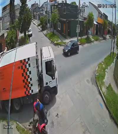 San Martín: Atacaron a una chica para robarle la cartera y de la nada apareció un vecino con un fregador y logró la detención civil de los delincuentes