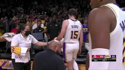 [Highlight] LeBron finds Reaves for 3