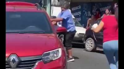 Le cruzaron el auto a un bondiman de la l&iacute;nea 298 y estall&oacute; de furia