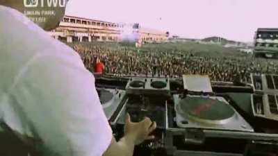 On this sad day, let's remember one of the finest Linkin Park live moments which still gives me chills when I watch it