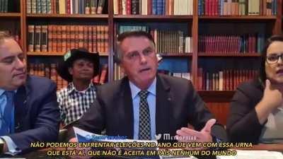 Em live Bolsonaro diz que não entrega a faixa em 2022 se perder eleição ''na fraude''. Segundo o Presidente se acaso o STF barrar o voto impresso ''teremos problemas nas eleições do ano que vem''.