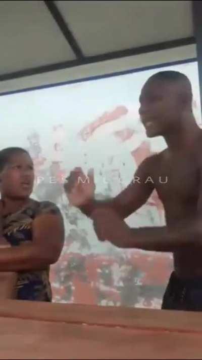 Água coca latãooooo