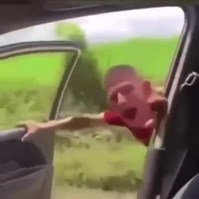 El que va manejando: 😎