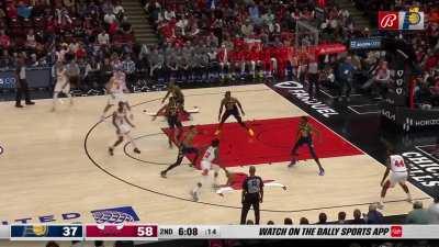 [Highlight] Isaiah Jackson SMOTHERS Dosunmu at the rim!