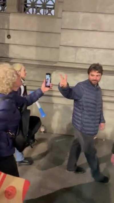 HERMOSO ESCRACHE A GRABOIS, SE COMIO UN POLENTAZO EN LA CABEZA