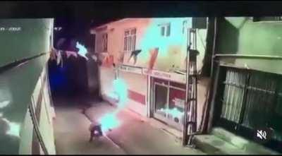 Yaklaşıyor yaklaşmakta olan. Olay Diyarbakır’da ve AKP binasına saldırı.