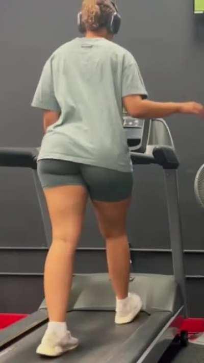 🍑🚶🏼‍♂️