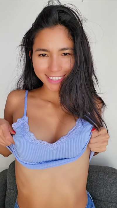 Oupsss my tits want to say hi to daddy