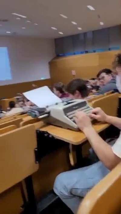 Professor regrets banning laptops