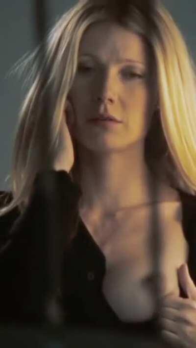 Gwyneth Paltrow Showing her boob