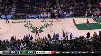 [Highlight] Giannis fires from 3 to get 50 points on the night