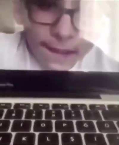 Eren deslerine asılıyor