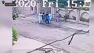 A 15 year old brave girl in India gave mobile snatchers a lesson of their life.