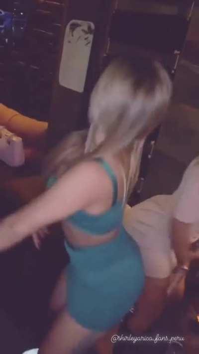 la shirley arica celosa, en una batalla de potos. todo para q la mires en la discoteca