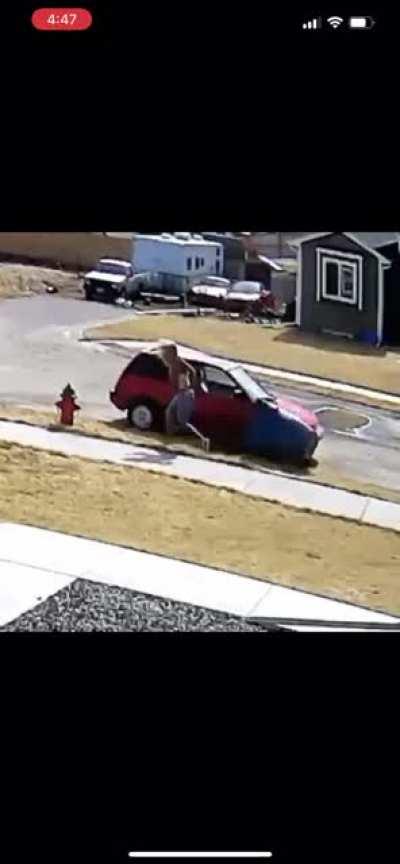 Trash can - 1 woman - 0