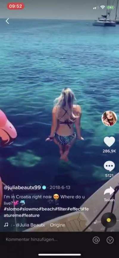 Julia im Bikini (TikTok)
