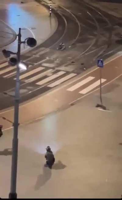 Hostage taker runs after hostage from the Apple store in Amsterdam. Gets taken out by quick thinking DSI car.