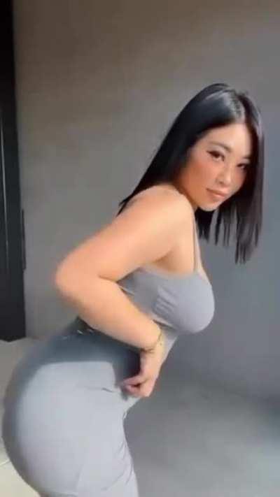 thick ass Asian 🤤🍑