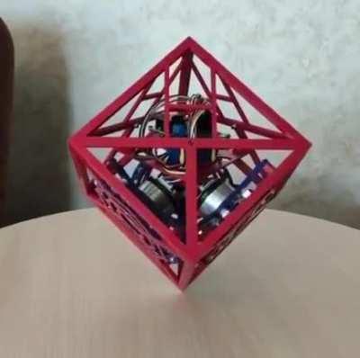 Куб самоуравновешивающийся за счет сохранения момента импульса. Таким же способом космические аппараты могут менять ориентацию без помощи двигателей и без расхода топлива.