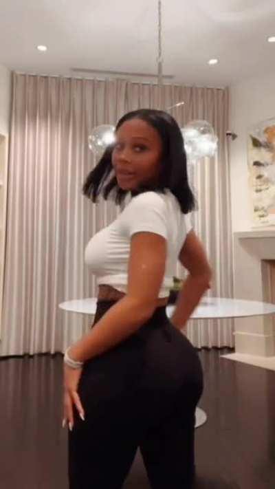 Twerking in legging Loop Video