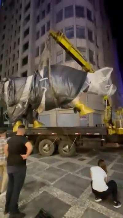 Touro da B3 indo embora ao som de Chaves