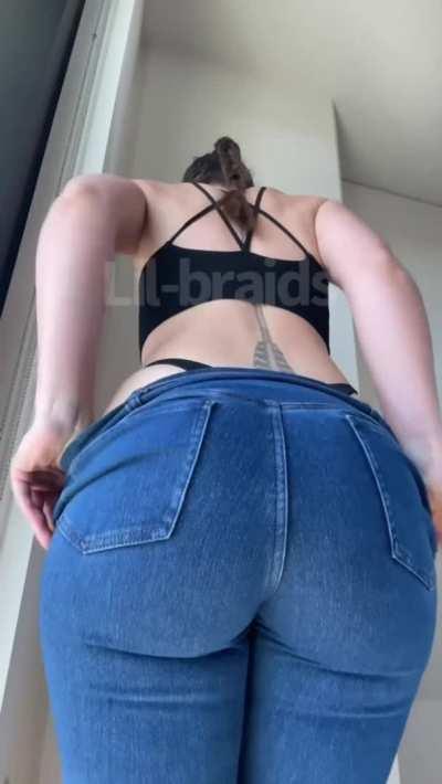 Damn it just gets even bigger without the jeans 👖 🍑