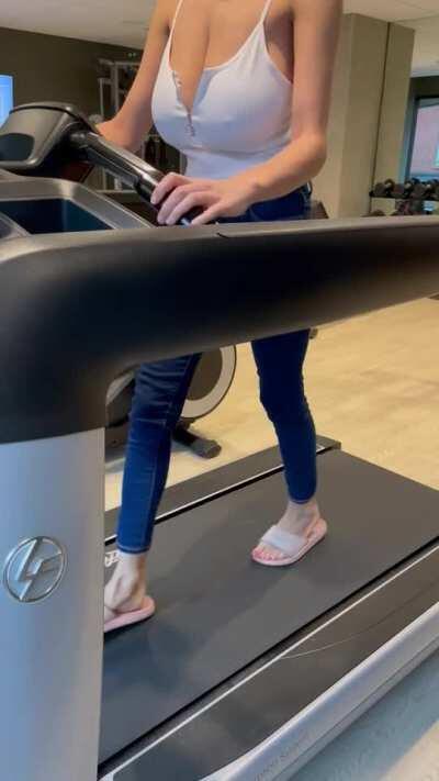 Boob bounce on treadmill