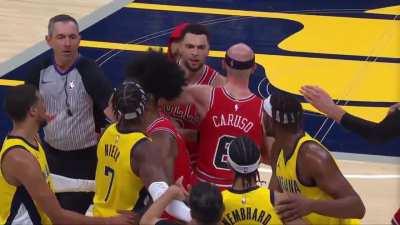 [Highlight] Zach LaVine gets into it with Andrew Nembhard causing multiple Bulls players to leave the bench
