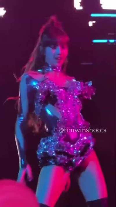 Lisa shaking her ass 🍑🔥🤤